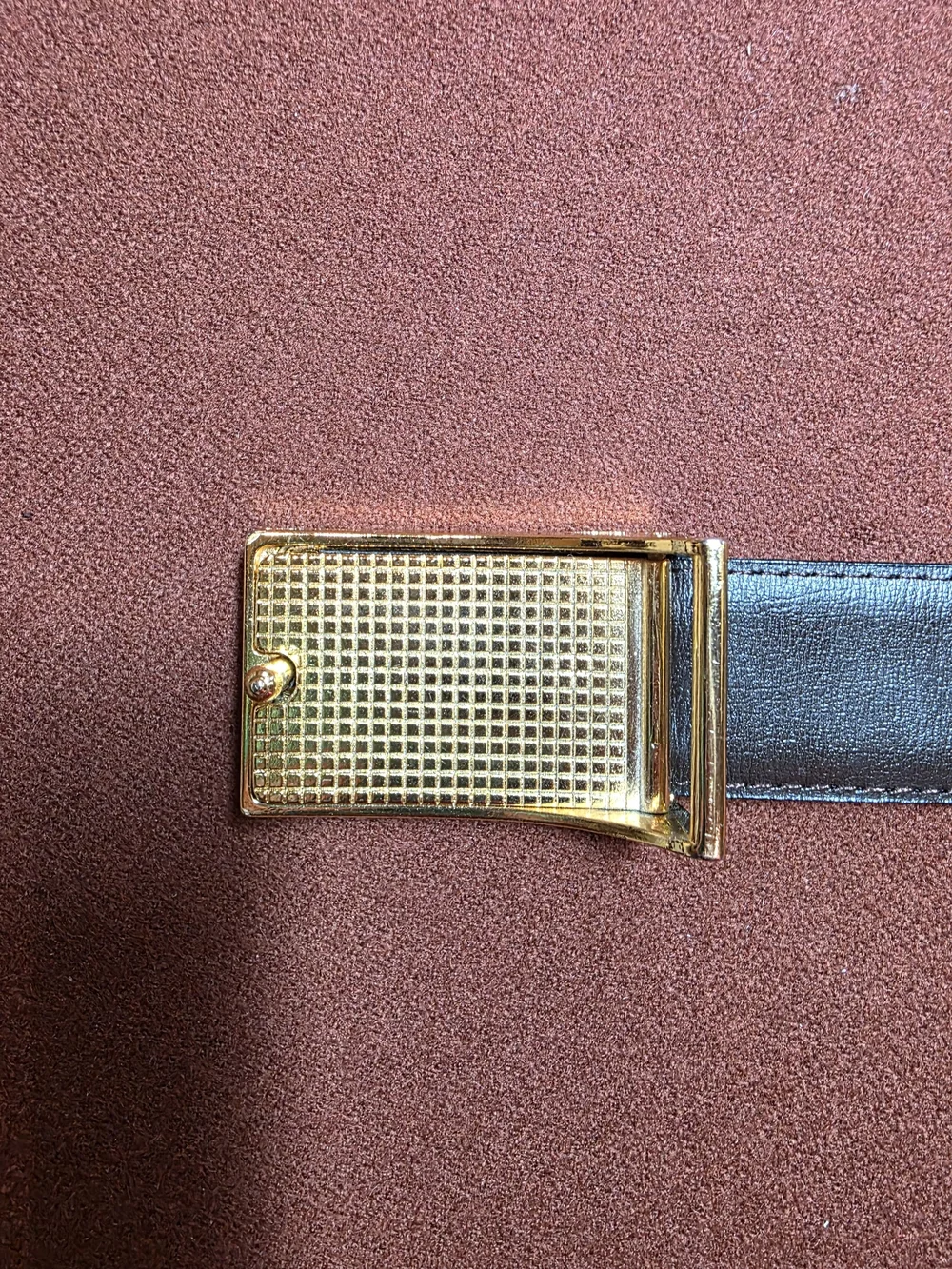 Classic GUESS style with a bold logo buckle that gives it a great Y2K look